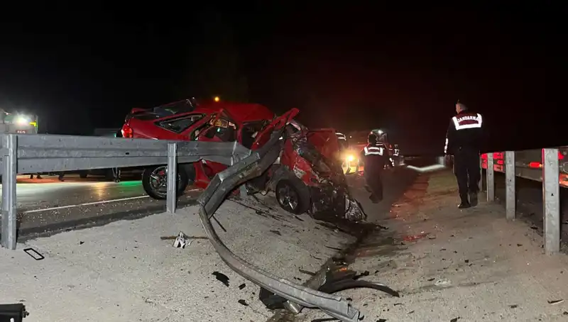 Bariyerlere Çarpan Otomobilde İki Can Kaybı: Korkunç Kaza Ayrıntıları