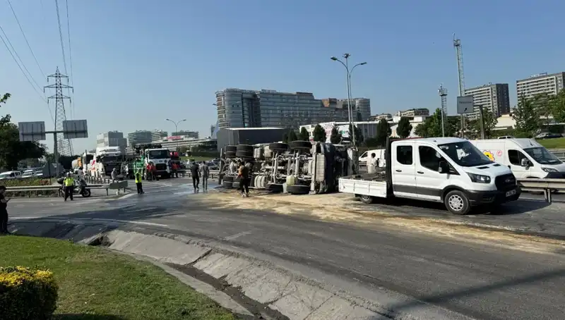 D-100 Yan Yolda Betonsayar Devrildi: Trafik Kaosu ve Güncel Gelişmeler