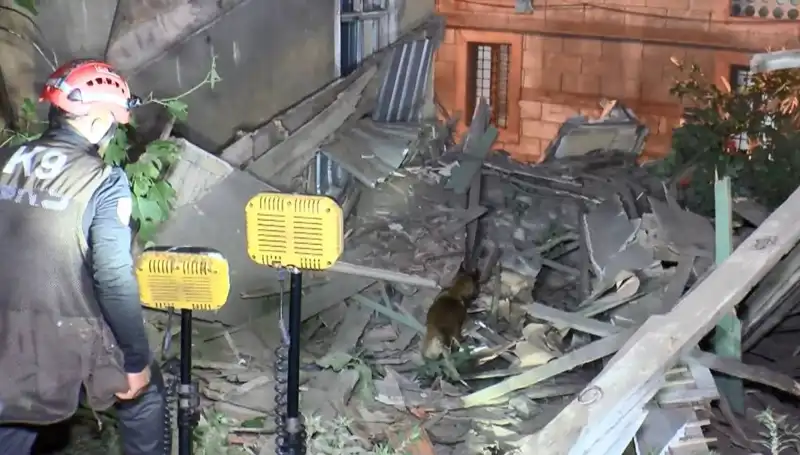 İstanbul'da Deprem Sonrası Korkutan Çöküş: Hasar Alan Bina Yıkıldı