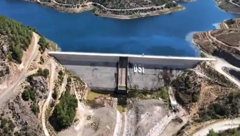 Çeşme'de Su Kesintilerine Son: Uzun Bekleyişin Ardından Su Geliyor!