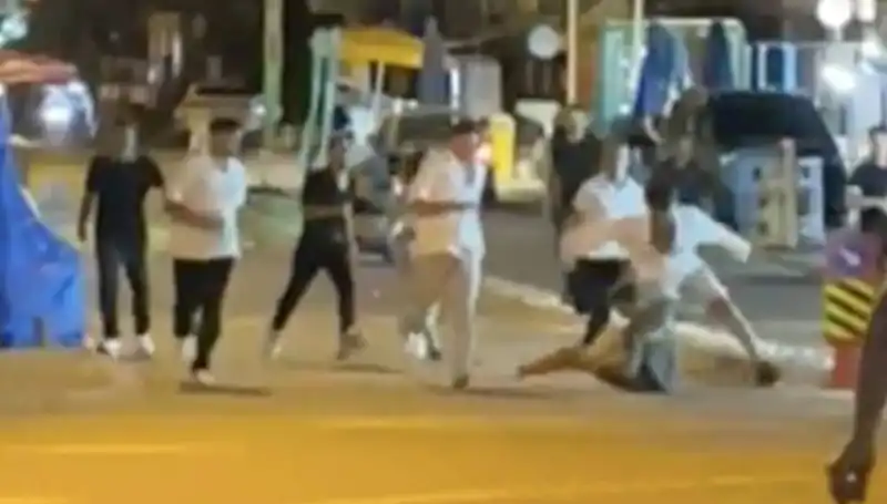 Edirne'de Bıçaklı Kavga: Sokaklarda Kan Paletleriyle Hayatta Kalanlar