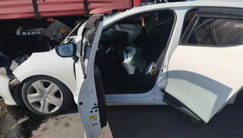 Sivas'ta Otomobil TIR'a Çarptı: Kaza Detayları ve Sonuçları