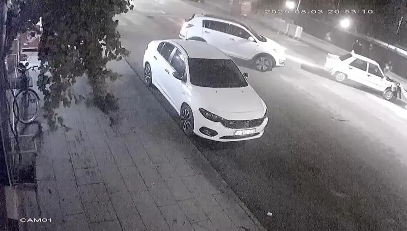 Yayalara Yol Vermek İsteyen Sürücüyü Arkadan Çarpan Kaza Anı Kayıtlara Geçti