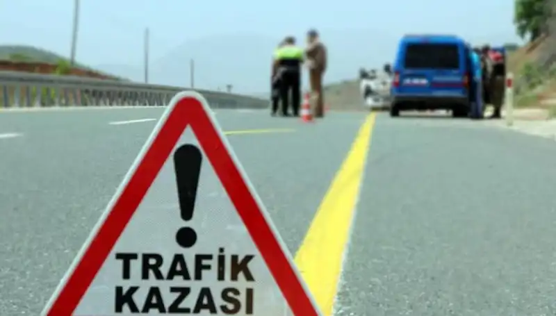 Otomobil ile Hafif Ticari Araç Çarpıştı: 6 Can Kaybı, Olayın Detayları Şok Etti