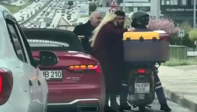 D-100'de Dehşet Anları: Motokuryeye Silah Çeken Adam Yakalandı!