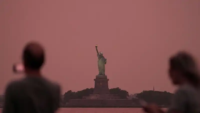 Kanada Yangınları: New York'un Üzerindeki Duman ve Kırmızı Gökyüzü
