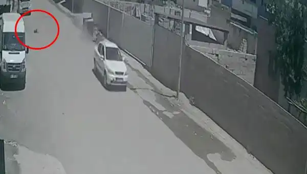 Kaçan Araç Çocuğa Çarpıp Kayboldu: Olayı Görenlerin İfadeleri Şokta