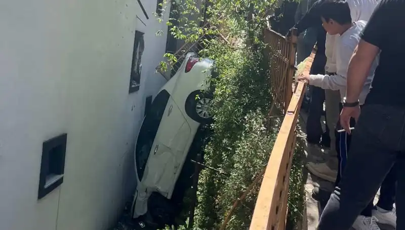 Kağıthane'de Tüyler Ürpertici Olay: Metrelerce Sürüklenen Araç Yayayı Tehlikeye Attı